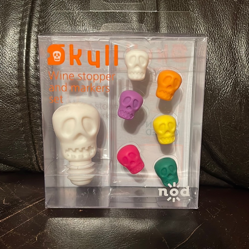 Nod Skull wine stopper and markers set